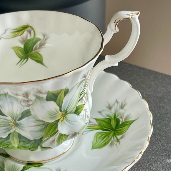 (SOLD) Royal Albert “Trillium” Teacup & Saucer - Picture 3 of 6